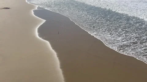 View on the white sand and waves crashing on cabbage beach in Bahamas 스톡 동영상 327943197