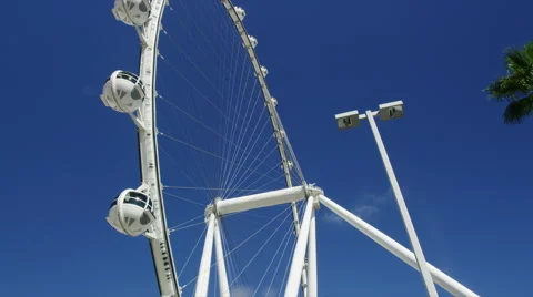 View of the whole Ferris Wheel High Roller at the Linq 스톡 동영상 62677658