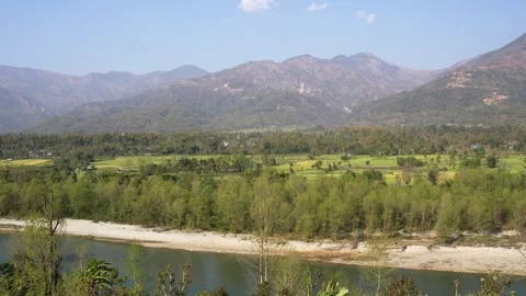 View of a wide river and mountains, Nepal. Vídeos de archivo 335604154