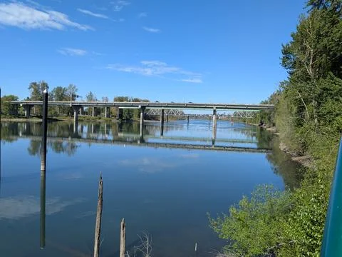 View of a wide River flowing beneath multiple bridges Stock-Fotos