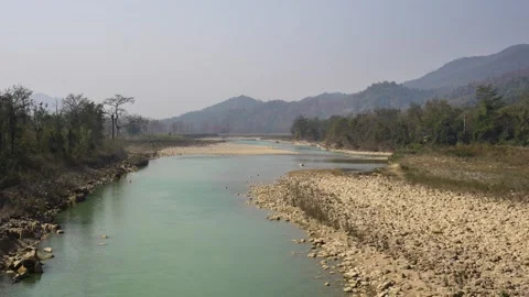 View of a wide river flowing through a valley, Nepal. Vídeo Stock 335603971