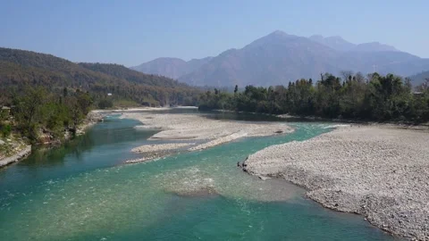 View of a wide turquoise river flowing through mountains, Nepal. Vídeos de archivo 335603506