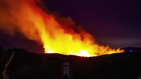 View of wildfire burning on a hillside at night in Spain. Vídeos de archivo 340637992