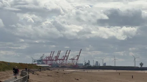 A view of wind turbines, Seaforth Docks and the Liverpool skyline. Vidéo 316471804