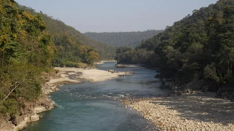 View of a winding river in a lush valley, Nepal. Vídeos de archivo 335603621