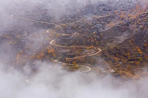 View of the winding road in the clouds Foto stock