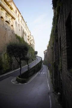 A view of a winding road. Фото