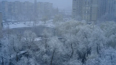 View from the window. First snow or snow in spring 库存影片 127342750