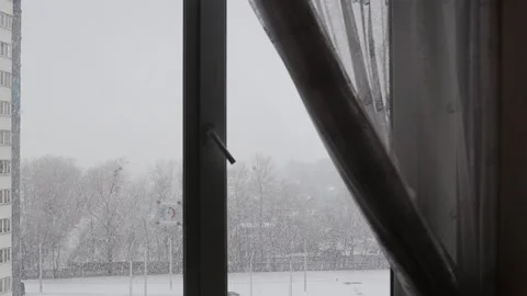 View from the window of the house to the street in winter. Heavy snowfall, snow Vidéo 164946868
