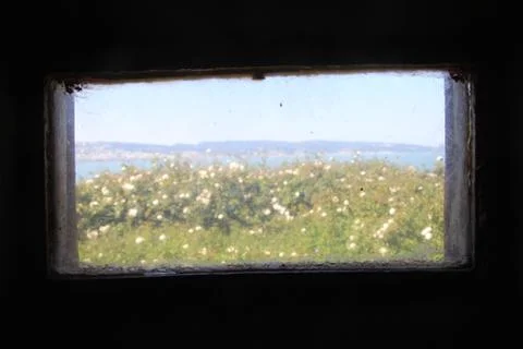 View from a window of outdoor of old prison building in Alcatraz, San Francis Foto stock
