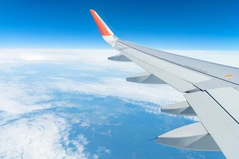 View from the window of the plane on the blue sky, in good weather. 库存照片