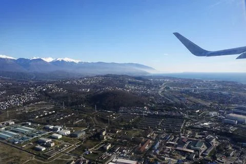 View from the window of a plane taking off to the city Foto stock
