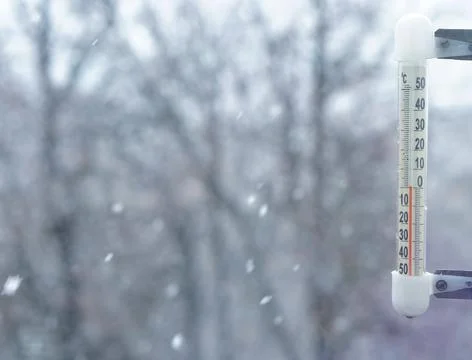 A view from the window of a thermometer showing 0 degrees against the background Foto stock