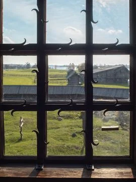 View from the window through the old lattice. monument of wooden architecture Foto stock