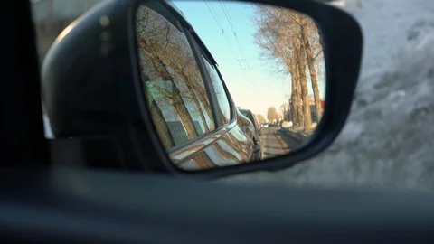 View in the wing mirror driving around the city car.. 库存影片 86993278