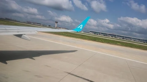 View of the wing from a passenger window. Çukurova Airport. 스톡 동영상 336930612
