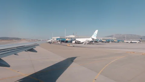 View of the wing of a plane from inside in the eleutherios venizelos 스톡 동영상 116976472