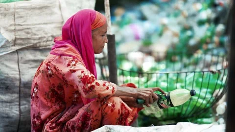View of a woman sorting plastic bottles in Bogura, Bangladesh. Vídeos de archivo 336425606
