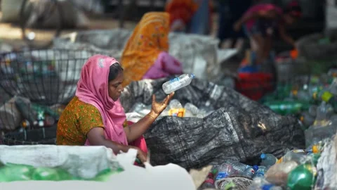 View of women sorting plastic bottles for recycling, Bangladesh. Vídeos de archivo 336425504