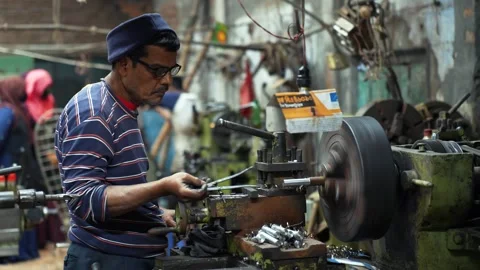 View of a worker operating a lathe machine in Kushtia, Bangladesh. Vídeo Stock 335600077
