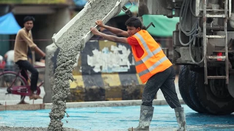 View of a worker pouring concrete from a mixer truck, Bangladesh. Vídeo Stock 334992454