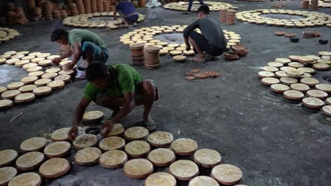 View of workers arranging clay pots in Bogura, Bangladesh. Stockbeeldmateriaal 336426022