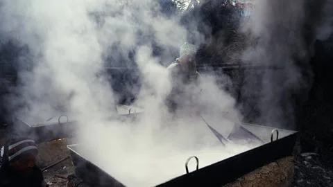 View of workers boiling date palm juice in a large vat, Bangladesh. Vídeo Stock 335653396