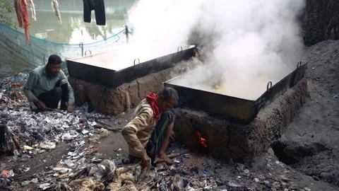 View of workers boiling liquid in large vats in Bangladesh. Vidéo 335653228