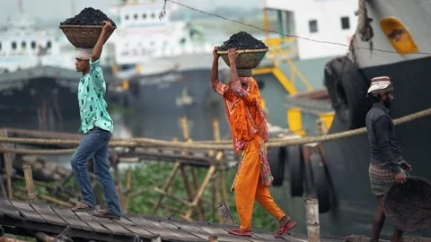 View of workers carrying coal baskets in Aminbazar, Bangladesh. Stock-Footage 334993243