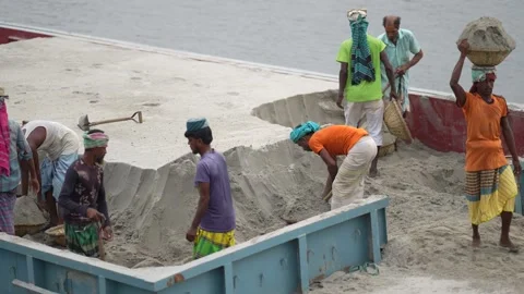 View of workers digging sand on a barge in Aminbazar, Bangladesh. Stock-Footage 334993526