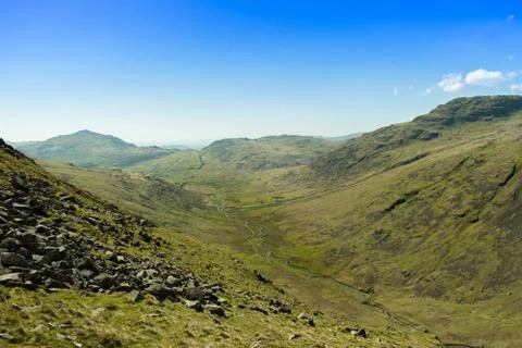 View from Wrynose Pass looking down the valley to Hard Knott and Cockley Beck Foto stock