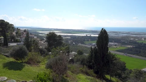A view from Zichron Ya'akov of Caesarea and the coastal road against the backgro Vidéo 245798293