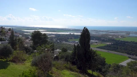 A view from Zichron Ya'akov of Caesarea and the coastal road against the backgro Vidéo 245800636