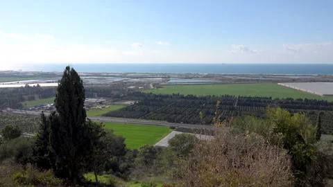 A view from Zichron Ya'akov of Caesarea and the coastal road against the backgro Vidéo 245804010