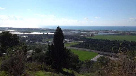 A view from Zichron Ya'akov of Caesarea and the coastal road against the backgro Vidéo 245804304