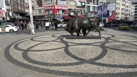 Viewing busy intersection and historic bronze bull statue Stockbeeldmateriaal 332994140