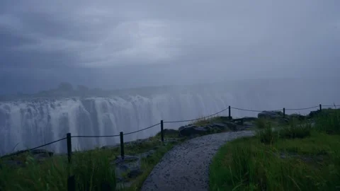 A viewing path along the edge of Victoria Falls in the spray Video stock 345521100