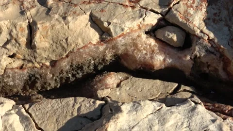 Viewing raw calcite crystal formation inside rock fissure Vídeo Stock 344971742