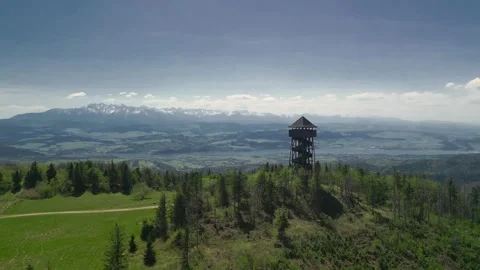 Viewing tower on Luban with a view of the Tatra Mountains - Kluszkowce, Wes.. Stock-Footage 274445558