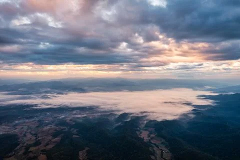 Viewpoint of Doi Dam with Doi Luang Chiang Dao mountain and foggy in the vall Foto stock