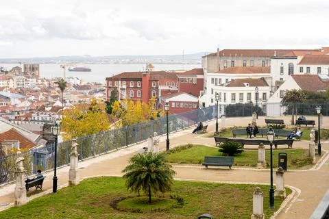 Viewpoint park above Lisbon rooftops and Tagus River Foto stock