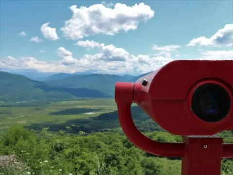 Viewpoint with red binoculars in the mountains Foto stock