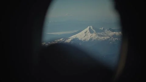 Views from airplane window of snow capped mountain peak, mount baker 库存影片 220309917