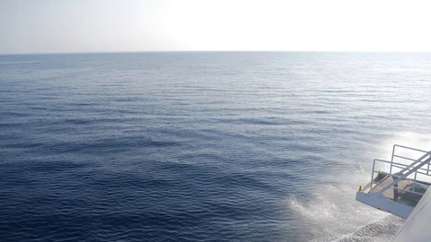 Views from a boat breaking waves Vidéo 106308843