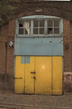 Views Of Fairchild Place Hackney Ec2 Showing The Yellow Doored Lock-up Garage At Stock Photos
