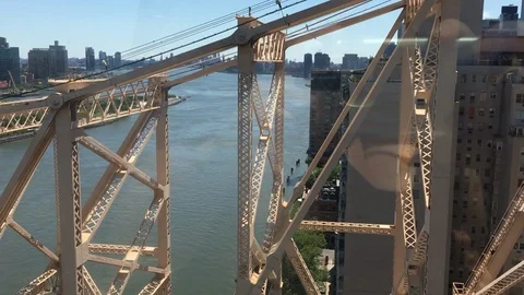 Views from inside the cable car that connects Manhattan with Roosvelt Island Stock Footage 128973814