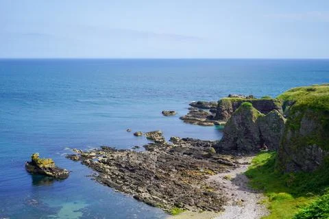 Views over fields and coast line rocks in Scotland 库存照片