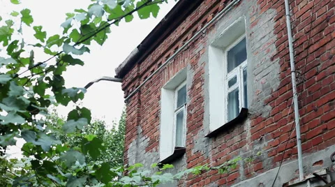 Views of a town. An old two-storeyed residential house from red brick. HD 库存影片 68664206