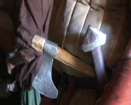 Viking axe and sword Stockbeeldmateriaal 682832