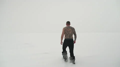 Viking walking through the snow Видео 167601274
